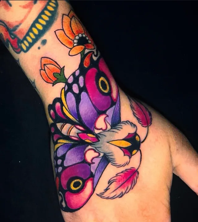 Tatuaje línea fina por Jheny Diemond en Vallarta Ink, Puerto Vallarta